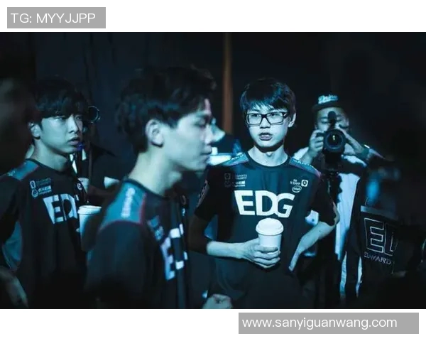 实时新闻赛后分析EDG与WE对决中的战术灵活性与团队协作表现